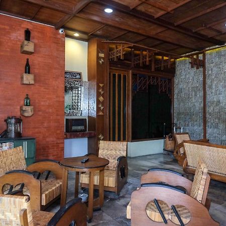 Urbanview Hotel Syariah Wisnugraha By Reddoorz ジョグジャカルタ エクステリア 写真