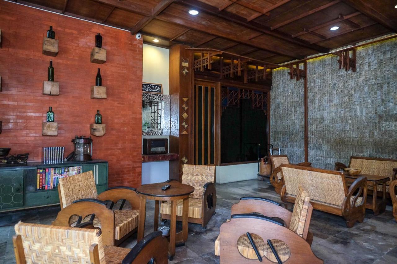 Urbanview Hotel Syariah Wisnugraha By Reddoorz ジョグジャカルタ エクステリア 写真