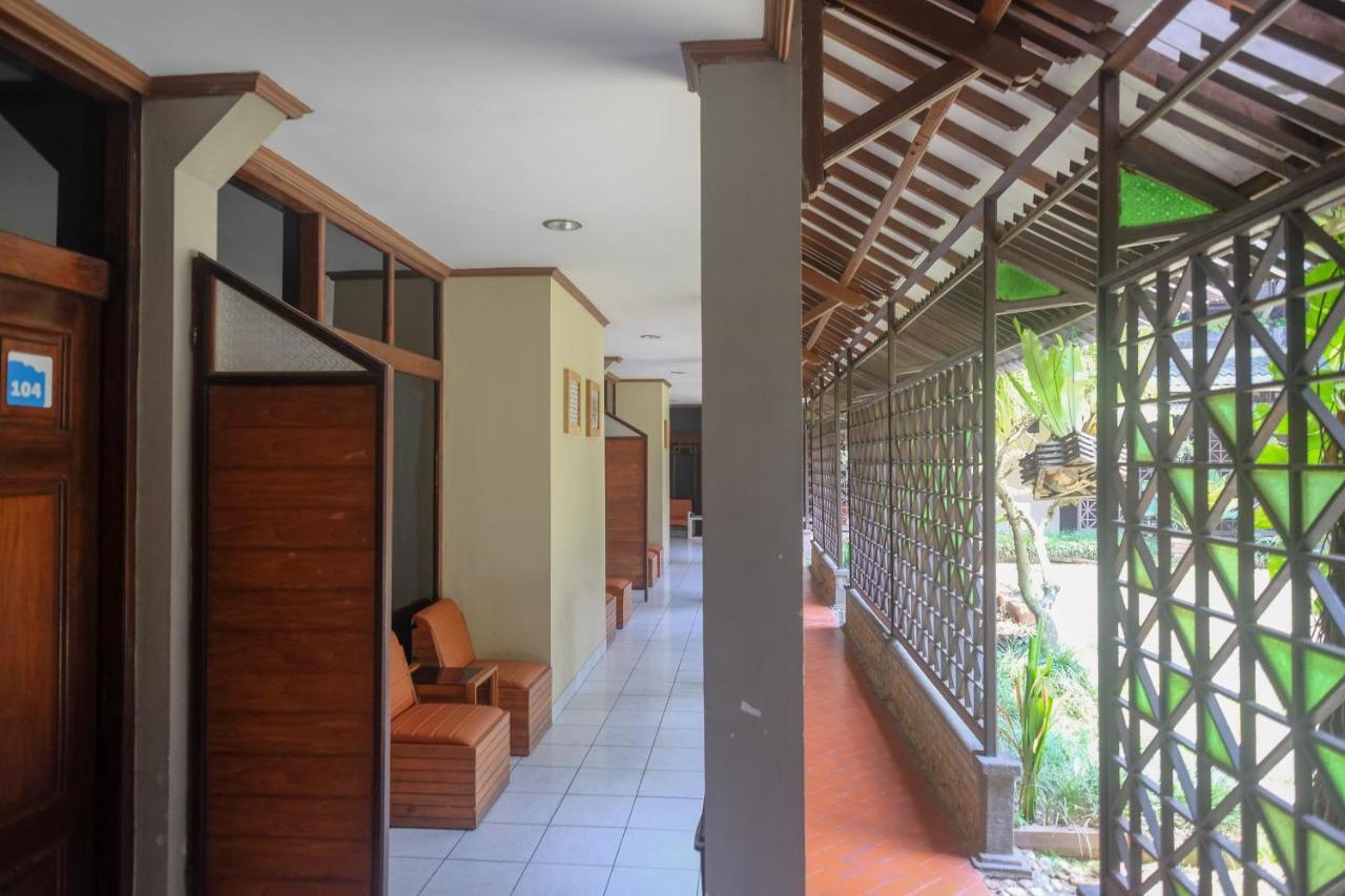 Urbanview Hotel Syariah Wisnugraha By Reddoorz ジョグジャカルタ エクステリア 写真
