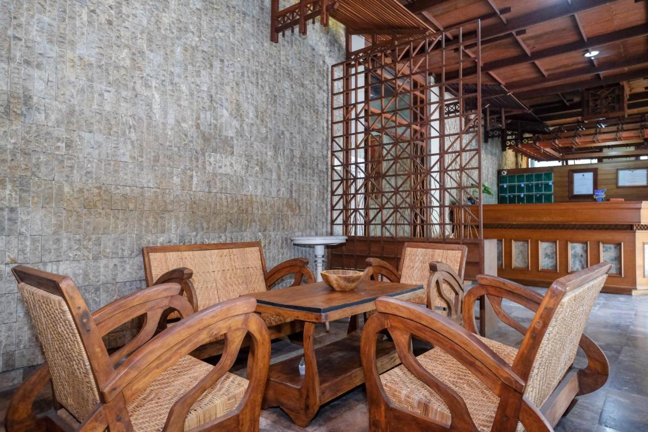 Urbanview Hotel Syariah Wisnugraha By Reddoorz ジョグジャカルタ エクステリア 写真
