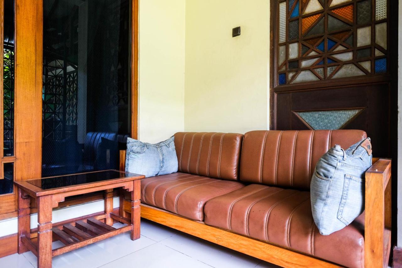 Urbanview Hotel Syariah Wisnugraha By Reddoorz ジョグジャカルタ エクステリア 写真