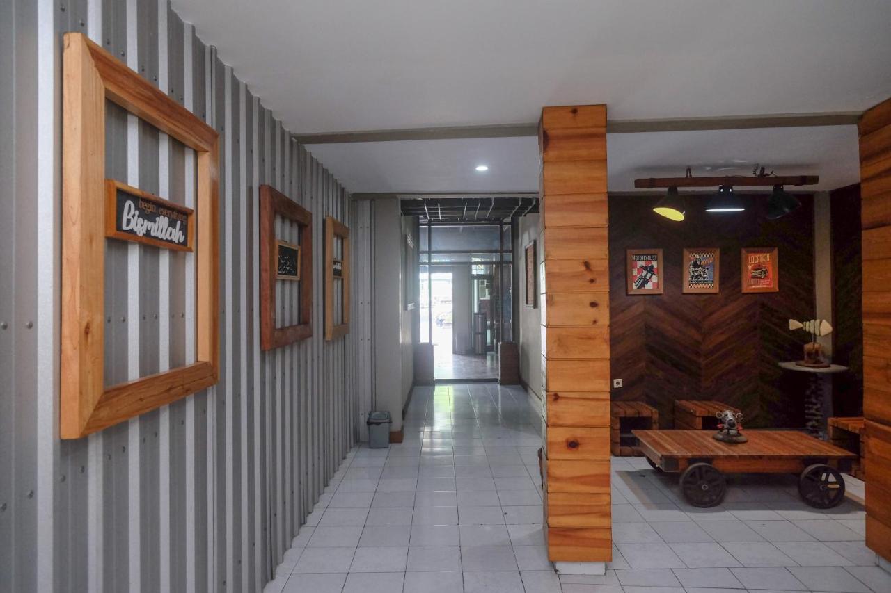 Urbanview Hotel Syariah Wisnugraha By Reddoorz ジョグジャカルタ エクステリア 写真
