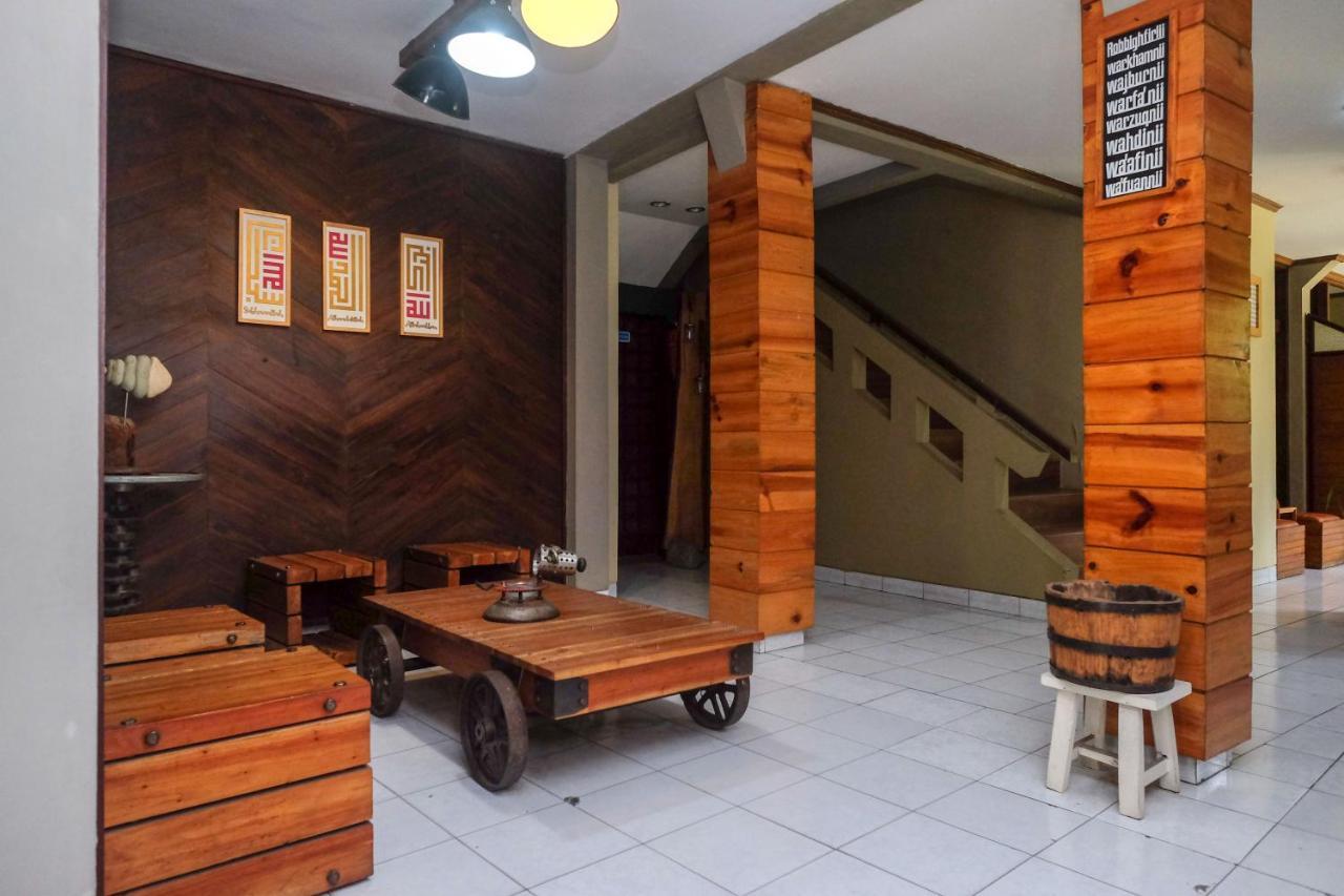 Urbanview Hotel Syariah Wisnugraha By Reddoorz ジョグジャカルタ エクステリア 写真