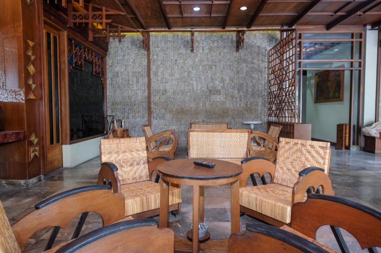Urbanview Hotel Syariah Wisnugraha By Reddoorz ジョグジャカルタ エクステリア 写真