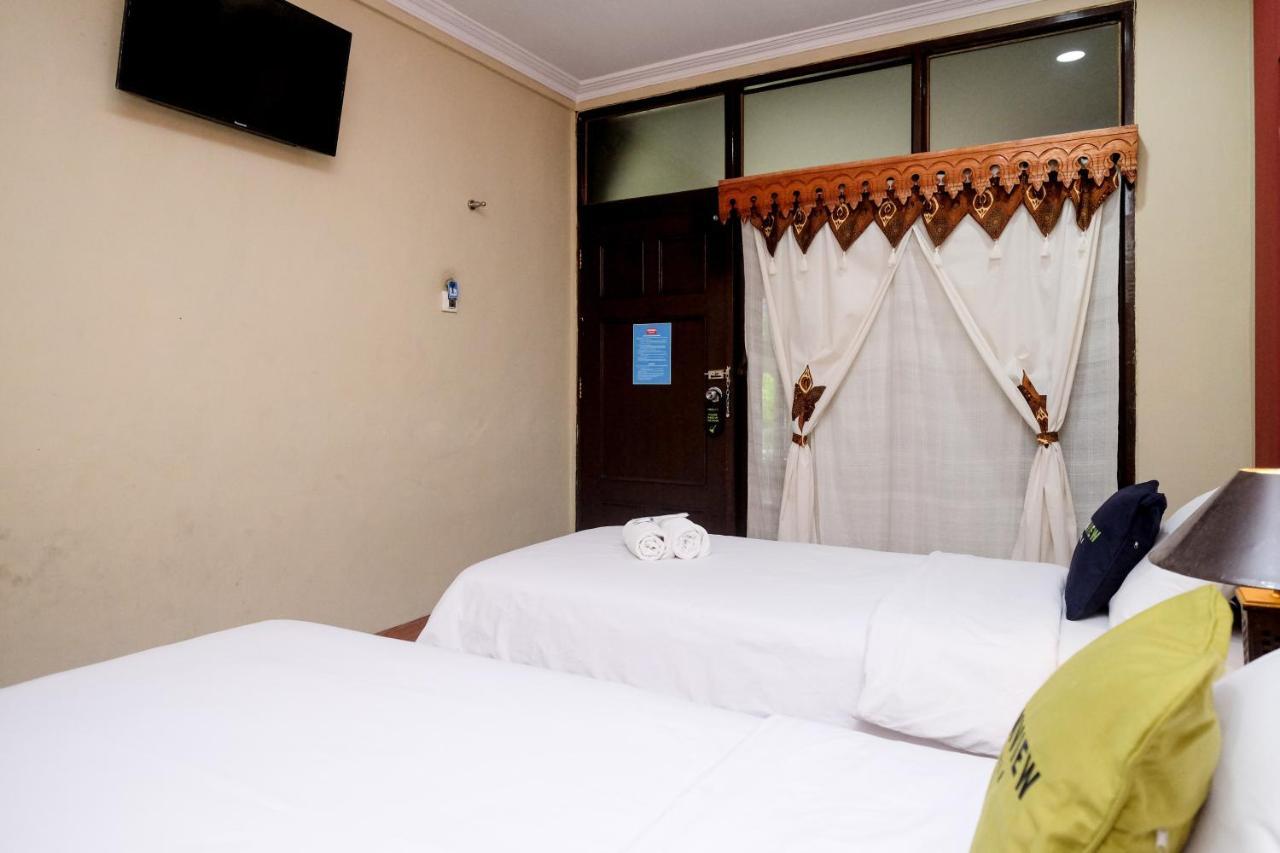 Urbanview Hotel Syariah Wisnugraha By Reddoorz ジョグジャカルタ エクステリア 写真