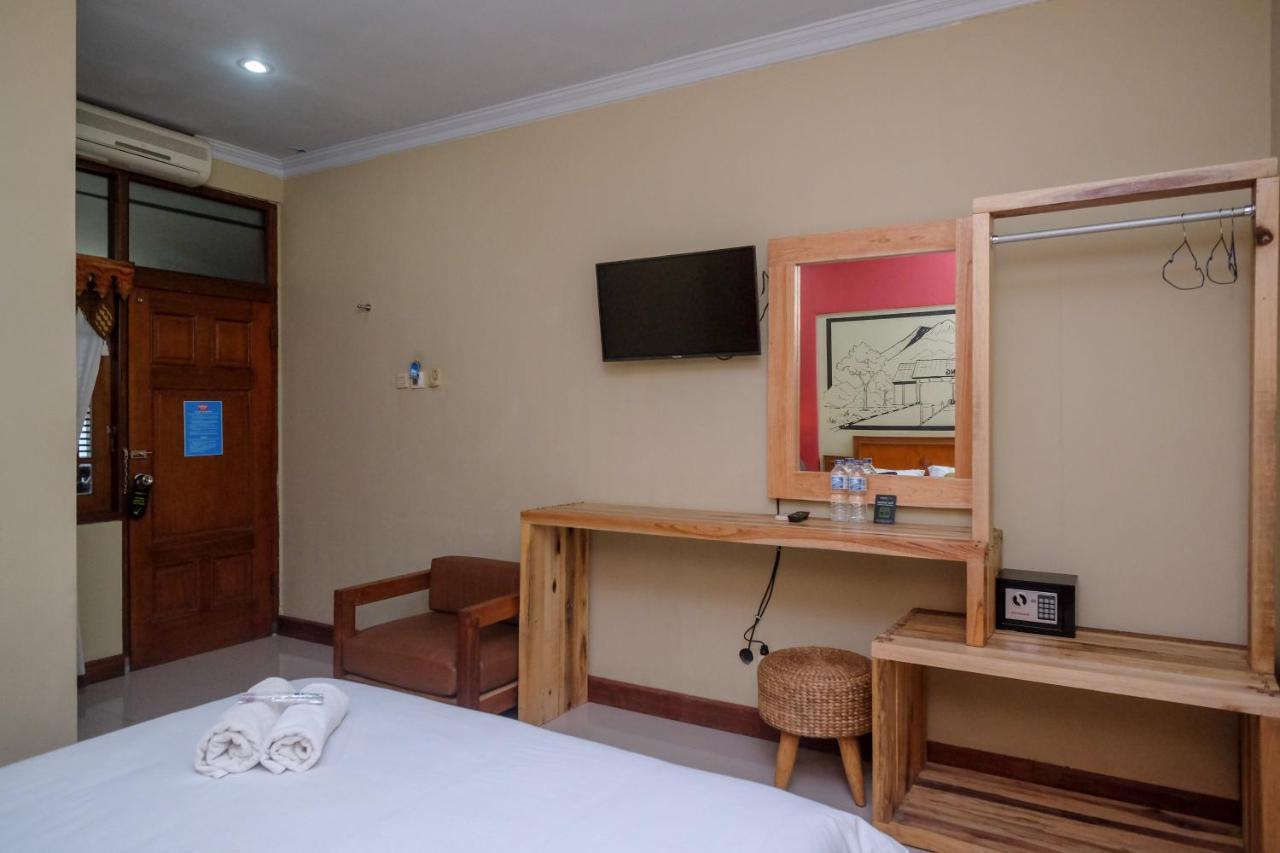 Urbanview Hotel Syariah Wisnugraha By Reddoorz ジョグジャカルタ エクステリア 写真
